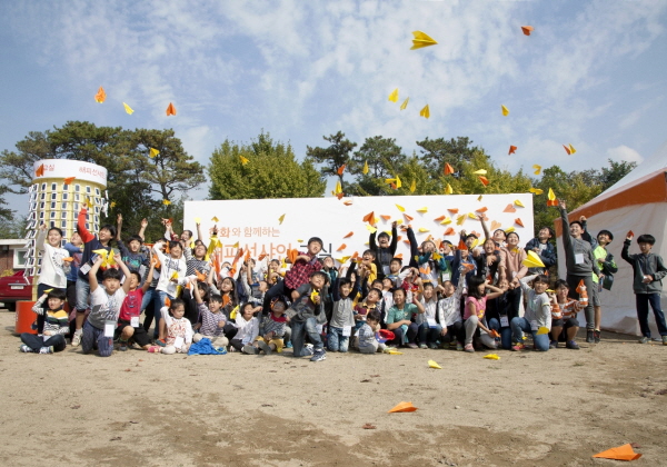 15일 한화그룹의 ‘해피선샤인 교실’에 참가한 초등학생들이 종이비행기를 날리는 퍼포먼스를 하고 있다. <사진=한화그룹>
