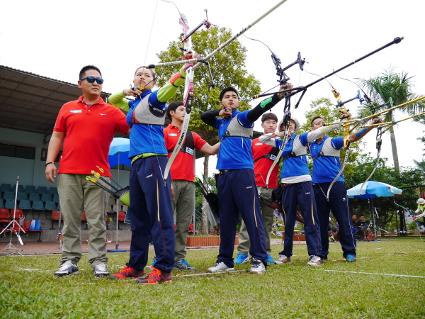(뒷줄)두산중공업 양궁선수들이 베트남 국가대표 양궁 선수단(앞줄)에게 슈팅 기술을 전수하고 있다. <사진=두산중공업>