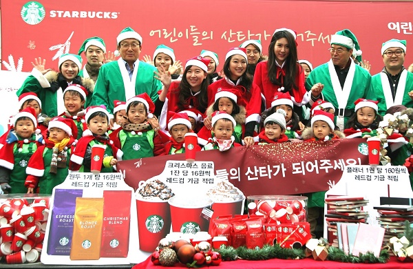 9일 이석구 스타벅스커피 코리아 대표(사진 뒷줄 왼쪽 세번째)가 서울 무교동에서 이제훈 초록우산 어린이재단 회장(사진 뒷줄 오른쪽 두번째)과 함께 소외계층 어린이 후원을 위한 ‘산타 바리스타’ 발대식을 진행했다. 이번 행사에서는 4억 9천500여만원의 ‘2015 스타벅스 산타 바리스타 기금’ 전달식도 열렸다. 5천원 이상 기부하는 1천명의 시민들에게 스타벅스 텀블러 등이 포함된 ‘희망 주머니’를 전달하기도 했다. <사진=스타벅스코리아>