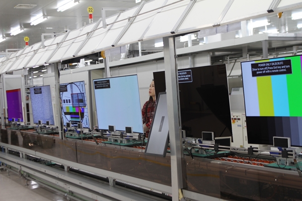 경북 구미시의 LG 올레드 TV 생산라인에서 LG전자 직원이 출하되고 있는 55형 LG 올레드 TV(55EG9100)의 품질을 검사하고 있다. <사진=LG전자>