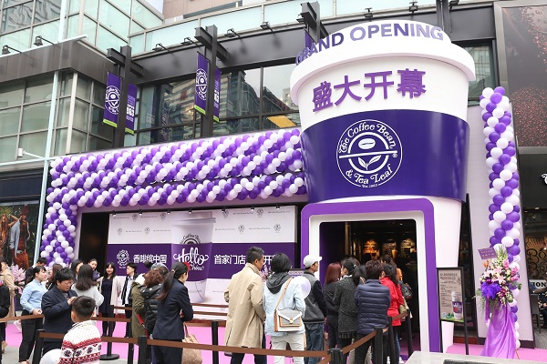 이랜드그룹은 커피 빈 앤 티 리프(The Coffee Bean & Tea Leaf) 1호점을 중국 상해 따닝궈지샹예광창에 30일 오픈했다고 밝혔다.