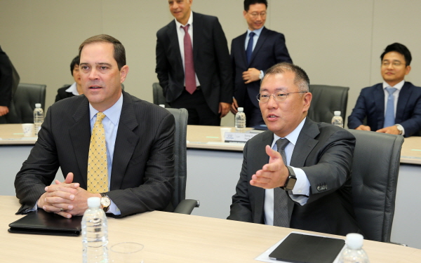 정의선 현대자동차 부회장(오른쪽)과 척 로빈스(Chuck Robbins) 시스코(Cisco) CEO가 19일 서울 서초구 양재동 현대차그룹 사옥 회의실에서 대화를 나누고 있다. <사진=현대자동차>