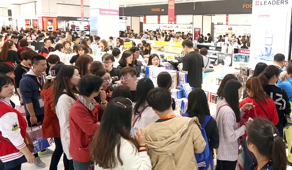 지난 9일 부산 해운대구 신세계 센텀시티몰 면세점이 화장품을 구입하려는 중국인 단체 관광객들로 북적거리고 있다. <사진=연합>
