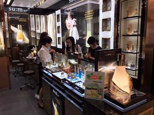 지난달 30일 중국 항저우의 최고급 백화점인 우린인타이백화점에 오픈한 숨37의 첫번째 중국 매장을 방문한 중국 고객들이 제품을 살펴보고 있는 모습. <사진=LG생활건강>