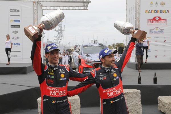 (왼쪽부터) 이탈라아 랠리에서 우승한 현대차 월드랠리팀의 드라이버 티에리 누빌(Thierry Neuville)과 보조 드라이버 니콜리스 질술(nicolas Gilsoul)이 우승 트로피를 들어올리고 있다.