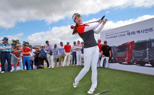 ‘제3회 엑시언트 고객 초청 골프대회’에서 프로골퍼 박시현 선수가 ‘원 포인트 레슨’을 진행하고 있다.