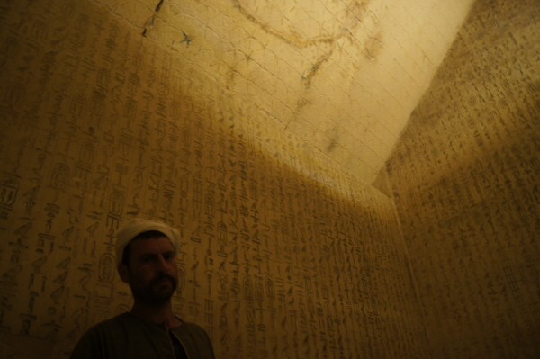 인류 역사상 최고의 종교적 주문 문자로 알려진 '피라미드 텍스트'가 20년만에 공개됐다. 사진은 19일(현지시간) 이집크 카이로에서 남쪽으로 약 25km 떨어진 사카라의 우나스 피라미드 내부 모습. 우나스 피라미드 내부 묘실에 피라미드 텍스트가 새겨져 있다.<사진=연합>
