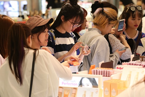 서울시내 한 화장품 매장에서 소비자들이 화장품을 고르고 있다. 사진은 기사 내용과 관련 없습니다.<사진=연합>