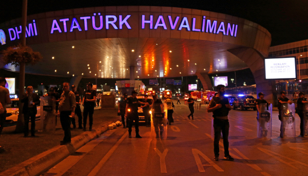 28일(현지시간) 3건의 자살폭탄 테러가 발생한 터키 이스탄불의 아타튀르크 국제공항의 통제 현장.<사진=연합>