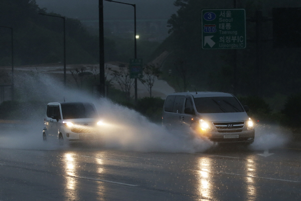 장마전선 영향으로 중부지방에 폭우주의보가 내려진 가운데 5일 새벽 경기도 의정부시에서 출근길 차량들이 장대비속을 달리고 있다.<사진=연합>