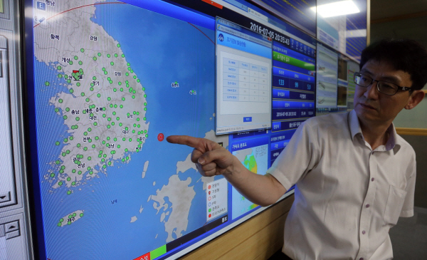 5일 저녁 울산 동구 동쪽 해역에서 규모 5.0의 지진이 발생한 가운데 서울 동작구 대방동 기상청 국가지진화산센터에서 관계자가 진앙지를 가리키고있다.<사진=연합>