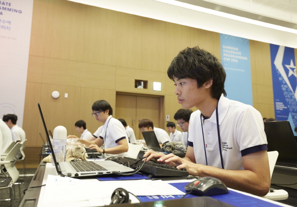 삼성전자가 18일 서울 R&D 캠퍼스에서 개최한 '제 2회 삼성 대학생 프로그래밍 경진대회(Samsung Collegiate Programming Cup, SCPC)' 본선에서 학생들이 프로그래밍 실력을 겨루고 있다. <사진=삼성전자>