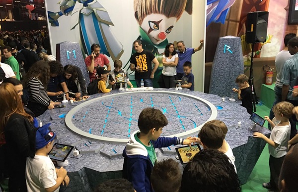 컴투스가 ‘브라질 게임쇼 2016’에 참가한 가운데 부스에서 관람객들이 ‘서머너즈 워’를 체험하고 있다. <사진=컴투스>