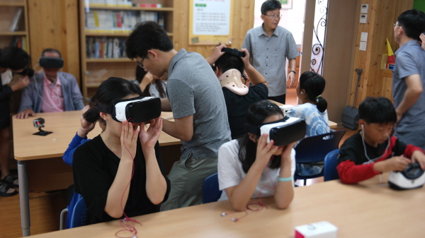 6일 경상남도 통영시 사량도에 위치한 사량중학교와 사량초등학교 학생들이 기어 VR로 전자산업사 박물관 'S/I/M'을 둘러보고 있다. <사진=삼성전자>