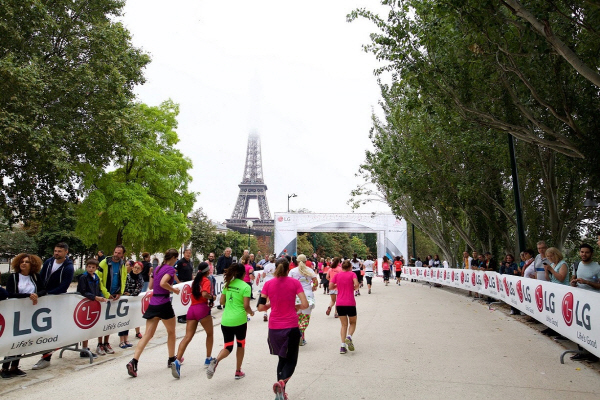 LG전자가 현지시각 11일 파리에서 열린 프랑스의 대표적인 여성 마라톤 대회인 '라 파리지엔'을 후원하는 등 고효율, 저진동을 구현한 LG만의 혁신 기술인 '센텀 시스템' 알리기에 나섰다. <사진=LG전자>