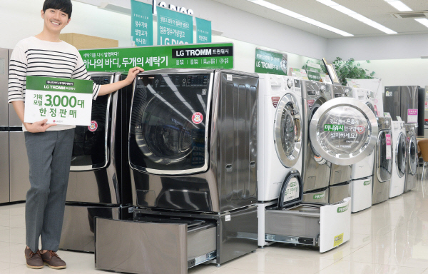 26일 서울 강서구 공항대로에 위치한 LG 베스트샵 강서본점 매장에서 모델이 트윈워시 주요 제품을 소개하고 있다. <사진=LG전자>