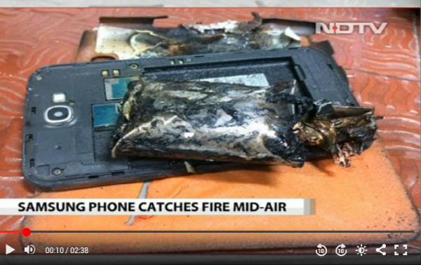 23일 인도 민간항공사 인디고 소속 여객기 기내에서 삼성전자 스마트폰 갤럭시노트2가 발화했다고 인디고 측이 밝혔다. 사진은 인도 NDTV가 방송한 불에 탄 기기 모습. <사진=연합뉴스>