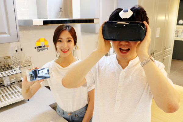 KCC 홈씨씨인테리어 관계자들이 가상현실(Virtual Reality·VR) 쇼룸을 체험하고 있다. <사진=KCC>
