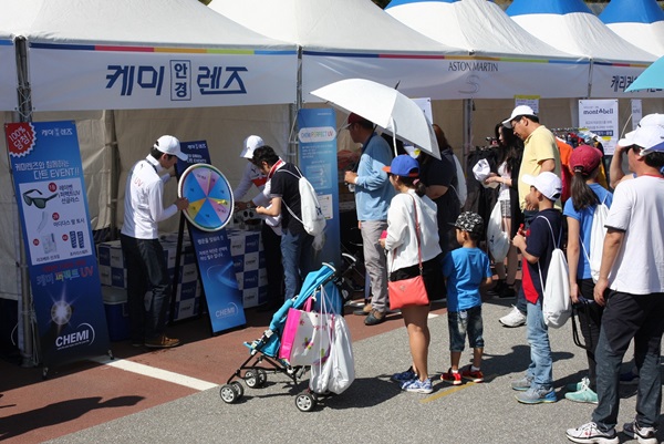 지난해 9월 강원도 춘천 엘리시안 강촌 컨트리클럽에서 열린 한국여자프로골프(KLPGA)투어에서 갤러리들이 자외선 차단 안경렌즈인 ‘케미퍼펙트UV’를 체험하고 있다 