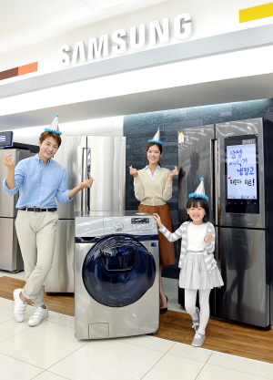 삼성전자 모델들이 18일 삼성 디지털프라자 강서본점에서 프리미엄 냉장고와 세탁기를 소개하고 있다. <사진=삼성전자>