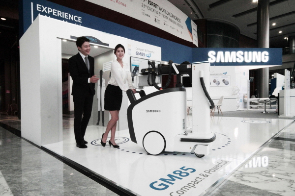 삼성전자 모델들이 20~22일 서울 삼성동 코엑스에서 열리는 ‘세계 방사선사 학술대회 및 총회’에서 삼성전자의 이동형 프리미엄 디지털 엑스레이 'GM85'를 소개하고 있다. <사진=삼성전자>