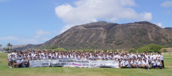 ‘2016 토니모리세미나 인 하와이’를 개최한 토니모리가 본사 임직원·가맹점주와 기념사진을 촬영하고 있다. <사진=토니모리>