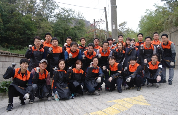 26일 미래에셋생명 임직원 봉사자 약 30여명이 서울 관악구 삼성동 밤골마을을 찾아 연탄 2천600장을 배달하고 기념 촬영을 하고 있다. <사진=미래에셋생명>