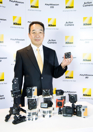 키타바타 히데유키 니콘이미징코리아 대표가 3일 서울 나인트리컨벤션에서 열린 액션카메라 발표 행사장에서 니콘 ‘키미션 360·170·80’을 소개하고 있다. <사진=니콘이미징코리아>