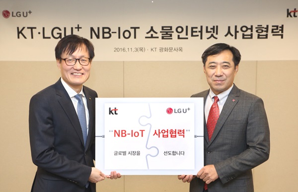 안성준 LG유플러스 IoT사업부문장(오른쪽)과 김준근 KT GiGA IoT사업단장이 3일 서울 광화문 KT 사옥에서 열린 ‘NB-IoT’ 기술 협약식에서 기념사진을 찍고 있다. <사진=LG유플러스>