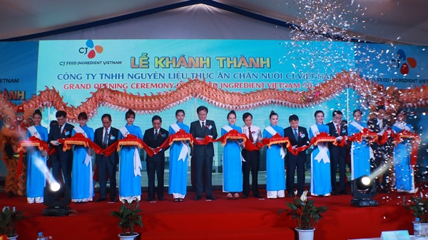CJ제일제당은 10일 베트남 남부 붕따우성에 발효대두박을 생산하는 공장 완공식을 개최했다. 김철하 CJ제일제당 대표(왼쪽에서 8번째) 및 관계자들이 완공식을 기념하는 테이프 컷팅을 하고있다. <사진=CJ제일제당>