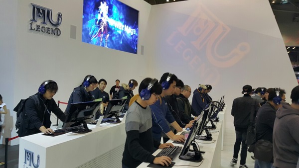 ‘지스타 2016’ 참관객들이 웹젠 부스에서 신작 게임을 체험하고 있다. <사진=차종혁 기자>
