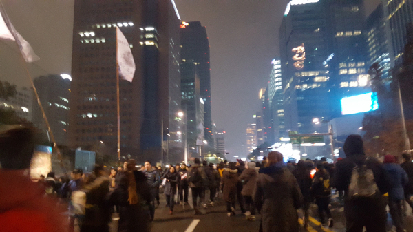 제 5차 촛불집회가 열린 26일 시민들이 광화문 본집회장을 가기 위해 종각역쪽에서 이동하고 있다. <사진=민경미 기자>