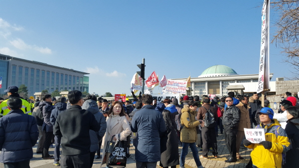 박근혜 대통령에 대한 탄핵소추안 표결이 예정된 9일 시민들이  오후에 서울 영등포구 국회 앞으로 속속 모여들고 있다. <사진=민경미 기자>