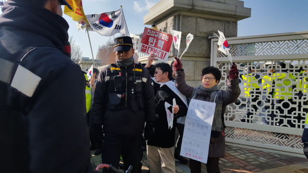 박근혜 대통령에 대한 탄핵소추안 표결이 예정된 9일 탄핵을 반대하는 시민들이 오후 2시경 국회 앞에서 시위를 하고 있다. <사진=민경미 기자>