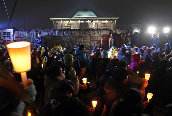 8일 오후 서울 여의도 국회의사당 앞에서 박근혜 대통령의 탄핵소추안 표결을 하루 앞두고 탄핵을 촉구하는 촛불집회가 열리고 있다.<사진=연합>