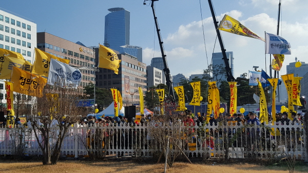시민들이 박근혜 대통령에 대한 탄핵소추안 표결이 예정된 9일 오전 서울 영등포구 국회 앞에서 만장을 들고 국회의원들에게 탄핵 가결을 하라고 압박하고 있다. <사진=민경미 기자>