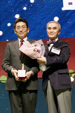 오카다 나오키 올림푸스한국 사장(왼쪽)이 문화예술을 후원한 공로를 인정 받아 김희근 예술나무포럼 회장으로부터 ‘예술나무 후원기업상’을 수여 받고 있다.