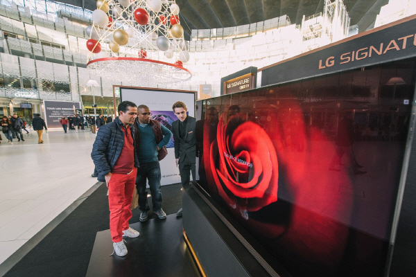 12일(현지시각) 프랑스 파리 시내 프랑스국립산업기술센터 쇼핑몰에 있는 ‘LG 시그니처(LG SIGNATURE) 갤러리’에서 관람객들이 'LG 시그니처' 제품을 둘러보고 있다. <사진=LG전자>