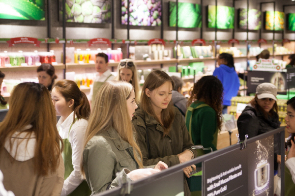 최근 네이처리퍼블릭의 미국 유니언스퀘어점에서 현지 고객들이 상품을 둘러보고 있다. <사진=네이처리퍼블릭>