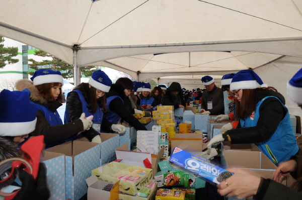 23일 구미 ‘삼성 스마트시티’임직원들과 가족들이 점심 시간을 이용해 지역 아동들에게 전달할 선물 세트를 포장하고 있다. <사진=삼성전자>