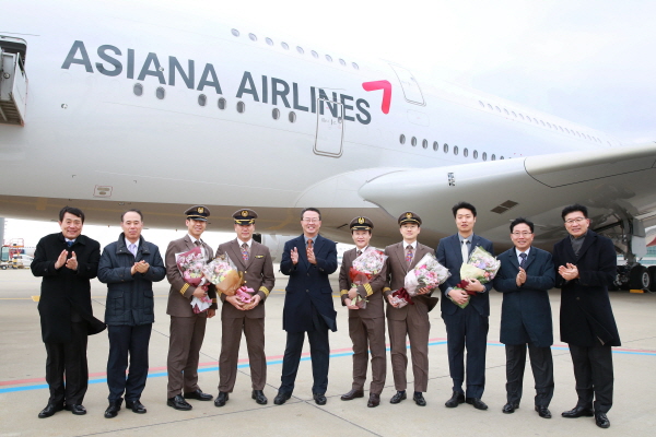 김수천 아시아나항공 사장(왼쪽 다섯번째)과 임직원들이 23일 오후 3시 인천국제공항 주기장에서 진행된 ‘아시아나항공 A380 6호기 도입행사’에서 기념촬영을 하고 있다. <사진=아시아나항공>