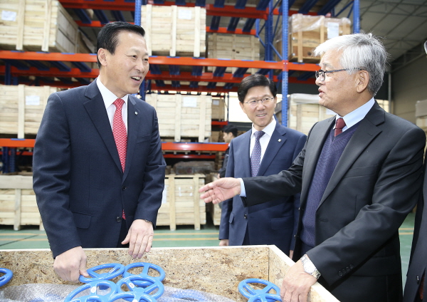 김도진 기업은행장(왼쪽)이 2일 오후 밸브 제조기업 정도기계를 방문해 남중호 대표이사(오른쪽)로부터 제품 설명을 듣고 있다. <사진=IBK기업은행>