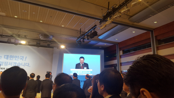박용만 대한상의 회장이 4일 코엑스에서 열린 '경제계 신년인사회'에서 인사말을 하고 있다. <사진=민경미 기자>