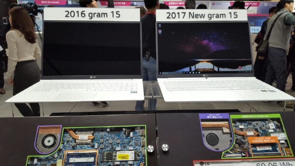 LG전자 2016년도와 2017년도 초경량 그램 노트북. <사진=민경미 기자>