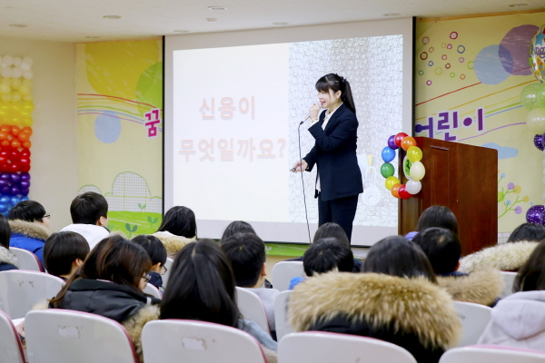 우리카드가 13일 진행한 서울 동대문구에 위치한 마장초등학교에서‘1사 1교’ 금융교육을 실시했다. 사진은 이날 교육을 받고있는 학생들 모습.<사진=우리카드>