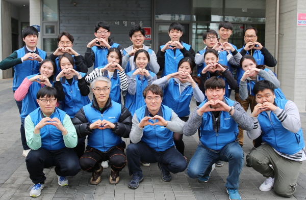 16일 알리안츠생명 대학생 인턴을 비롯한 직원 20여명이 서울시 구로구 천왕동의 에델마을을 찾아 청소 봉사와 아동 미술놀이 지원 봉사를 실시하고 기념촬영을 하고 있다. <사진=알리안츠생명>