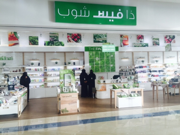 LG생활건강의 브랜드숍인 더페이스샵 사우디아라비아 매장에서 히잡을 쓴 현지 여성들이 화장품을 살펴보고 있다. <사진=LG생활건강>