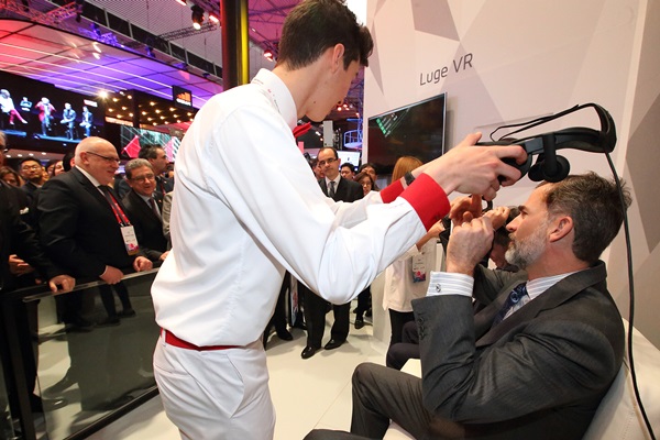 펠리페6세 스페인 국왕(오른쪽)이 KT 전시관에서 평창동계올림픽 종목 Luge를 VR을 통해 체험하고 있다. <사진=KT>