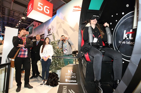 ‘MWC 2017’ KT 전시관 5G Zone을 찾은 관객이 GiGA VR을 착용하고 5G 속도체험 이벤트를 즐기고 있다. <사진=KT>