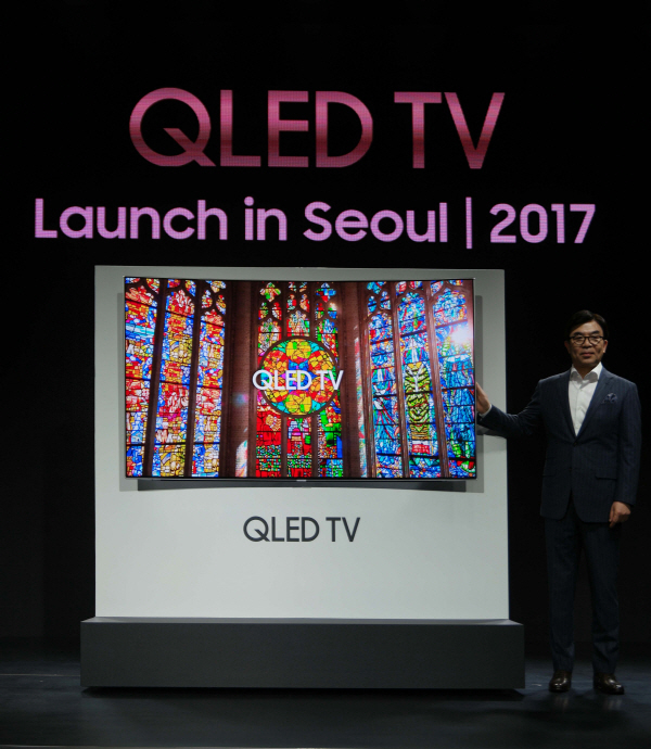 김현석 삼성전자 영상디스플레이사업부장(사장)이 21일 서울 역삼동 라움 아트센터에서 열린 '삼성 QLED TV 미디어데이'에서 QLED TV를 소개하고 있다. <사진=삼성전자>